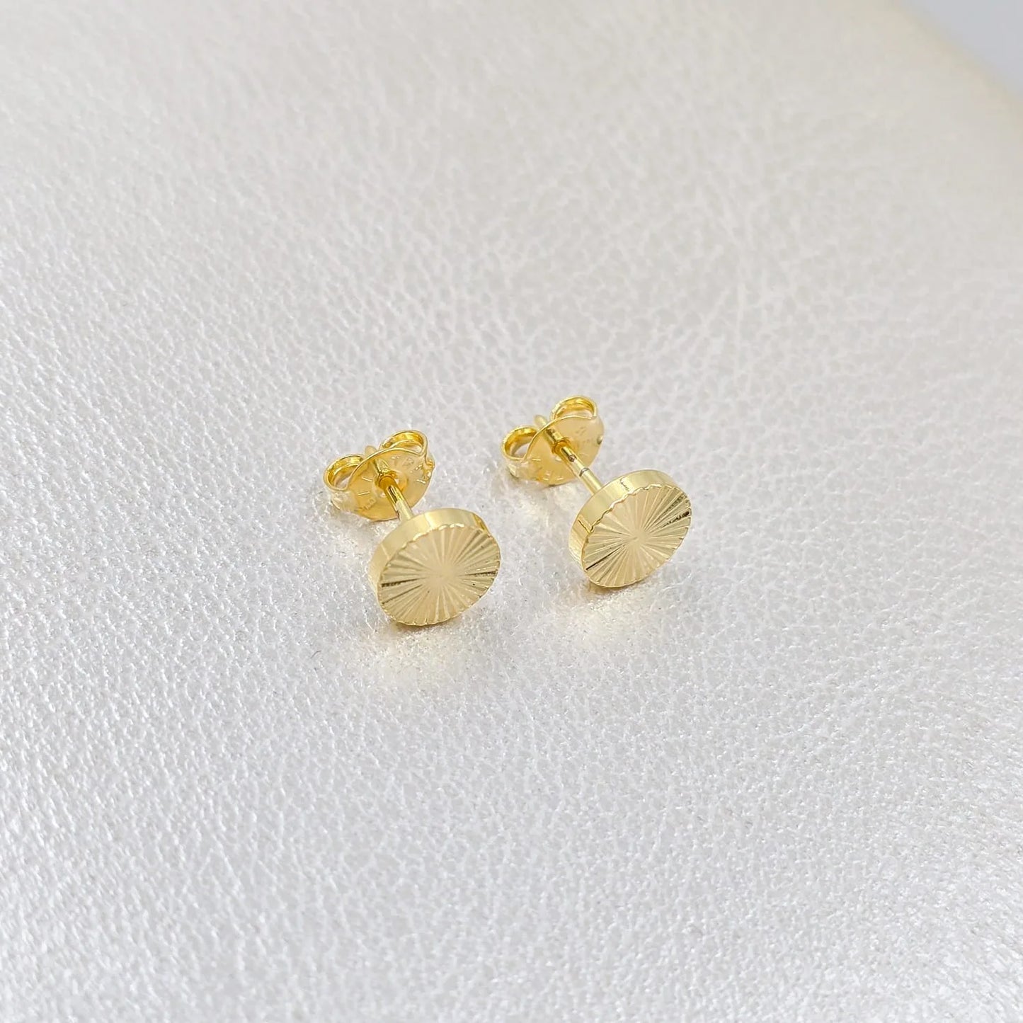 Aretes Topo Sol Redondos 8mm Oro Laminado 18k