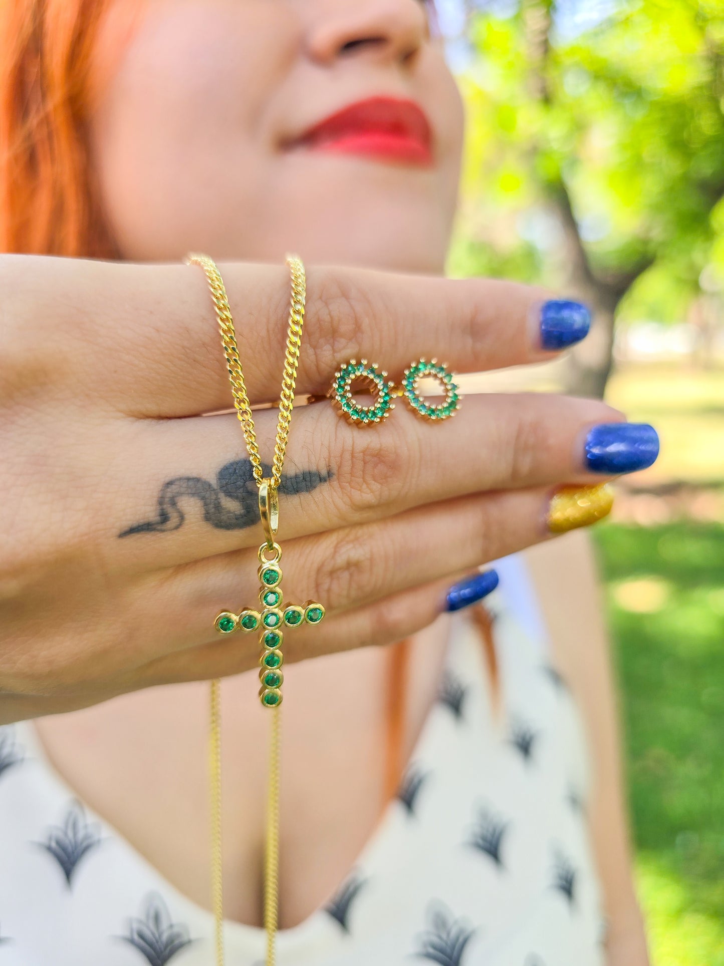 Set Cadena Cubana Delgada, Colgante Cruz Mini Swarovski Y Arete Rainbow Verde Oro Laminado 18k