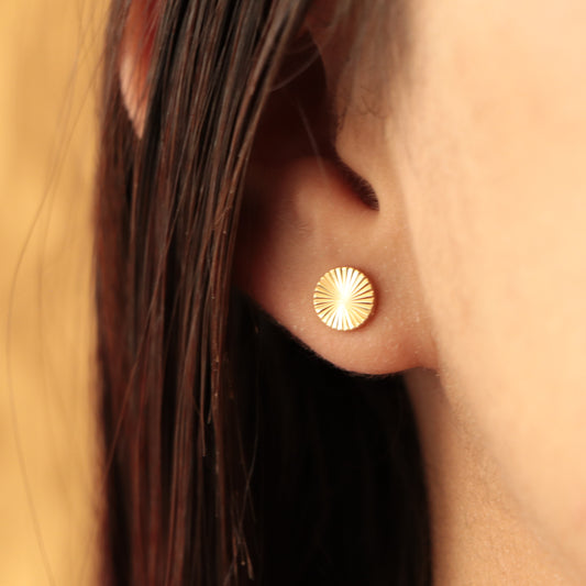Aretes Topo Sol Redondos 8mm Oro Laminado 18k