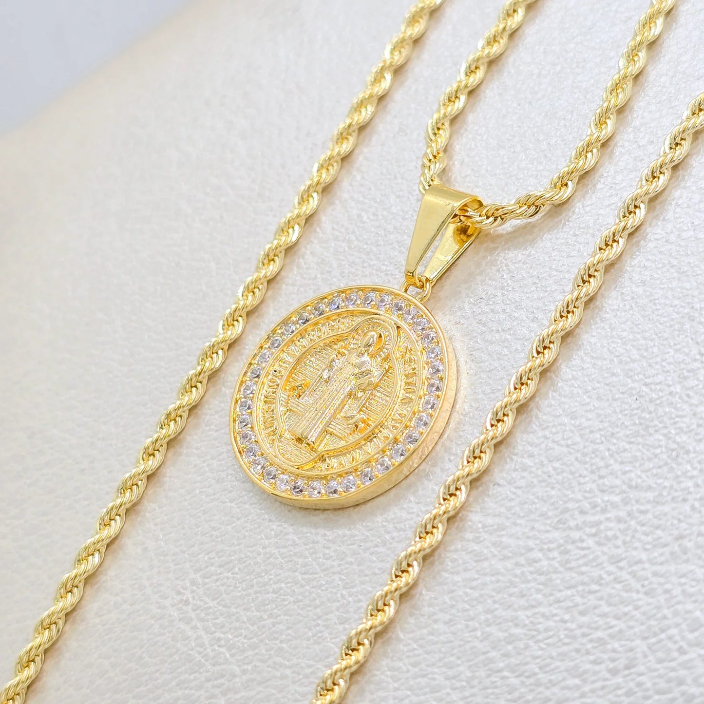 Colgante San Benito Circonias Oro Laminado 18k