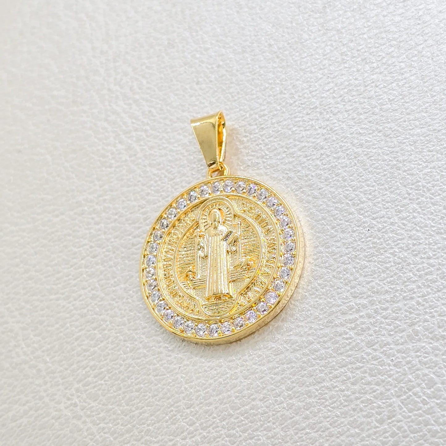 Colgante San Benito Circonias Oro Laminado 18k