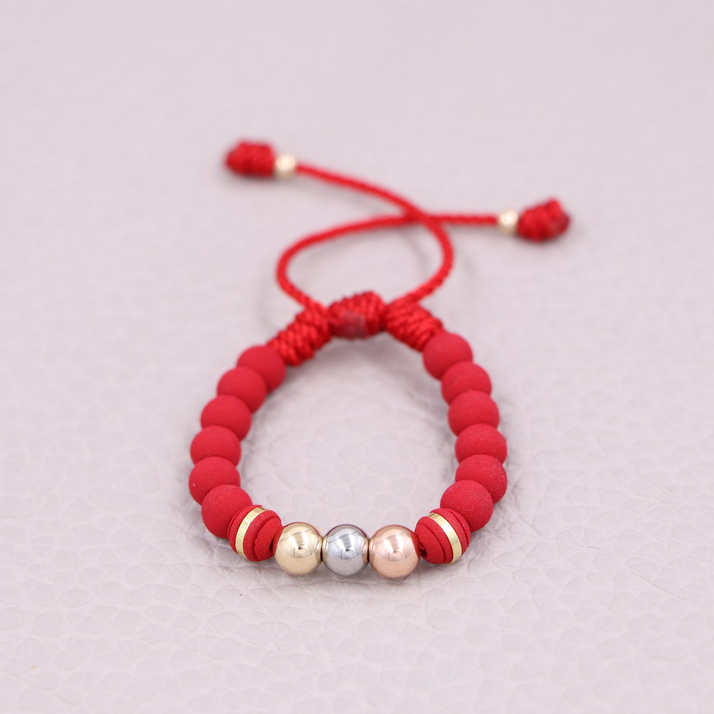 Brazalete Tres Oros Rojo Balín Oro Laminado 18K