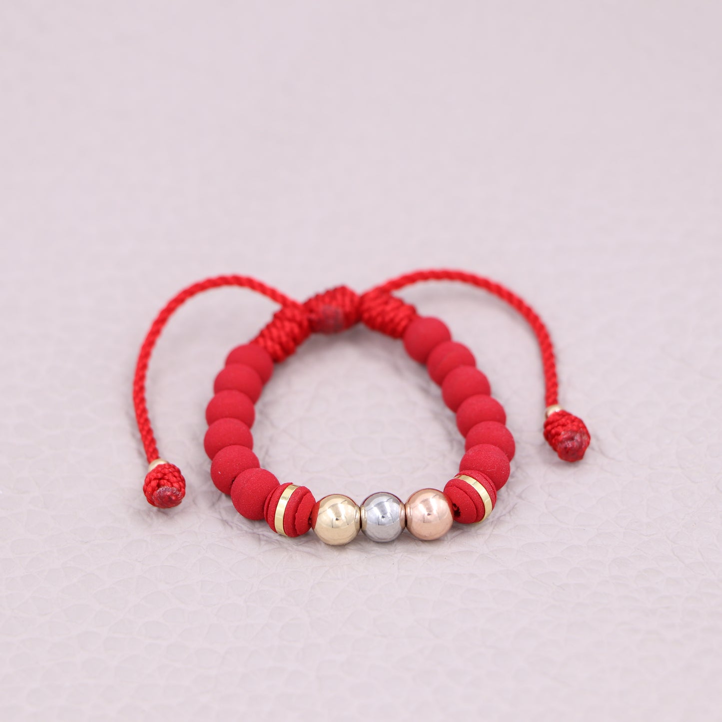 Brazalete Tres Oros Rojo Balín Oro Laminado 18K