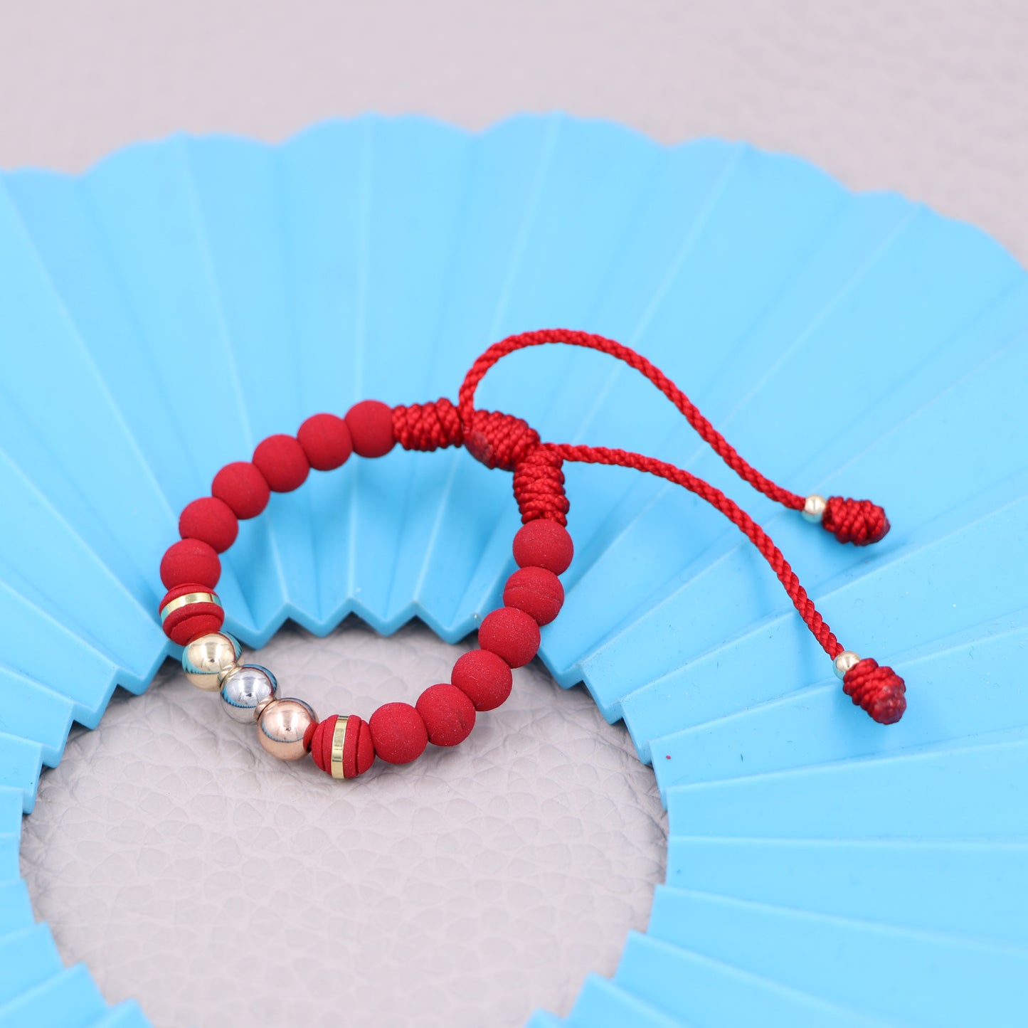 Brazalete Tres Oros Rojo Balín Oro Laminado 18K