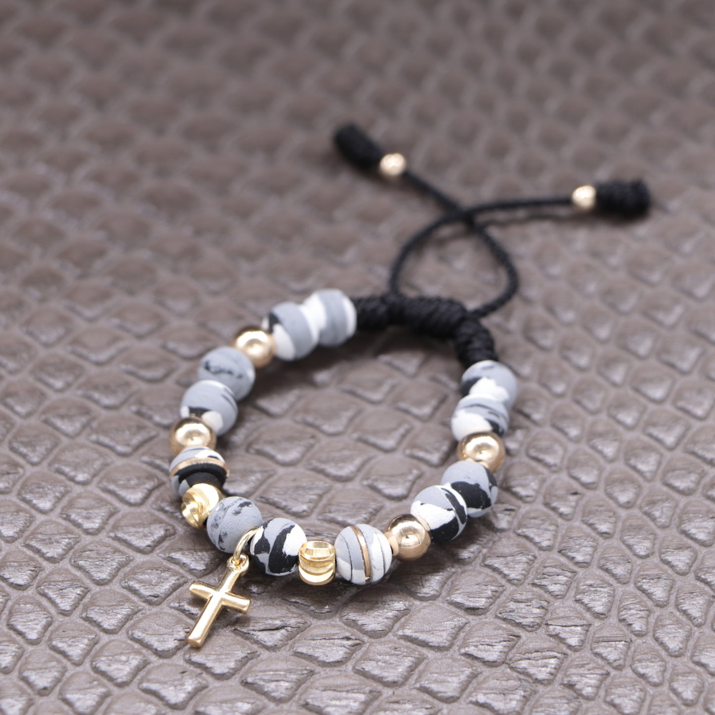 Brazalete Con Colgante Cruz Balín Oro Laminado 18k