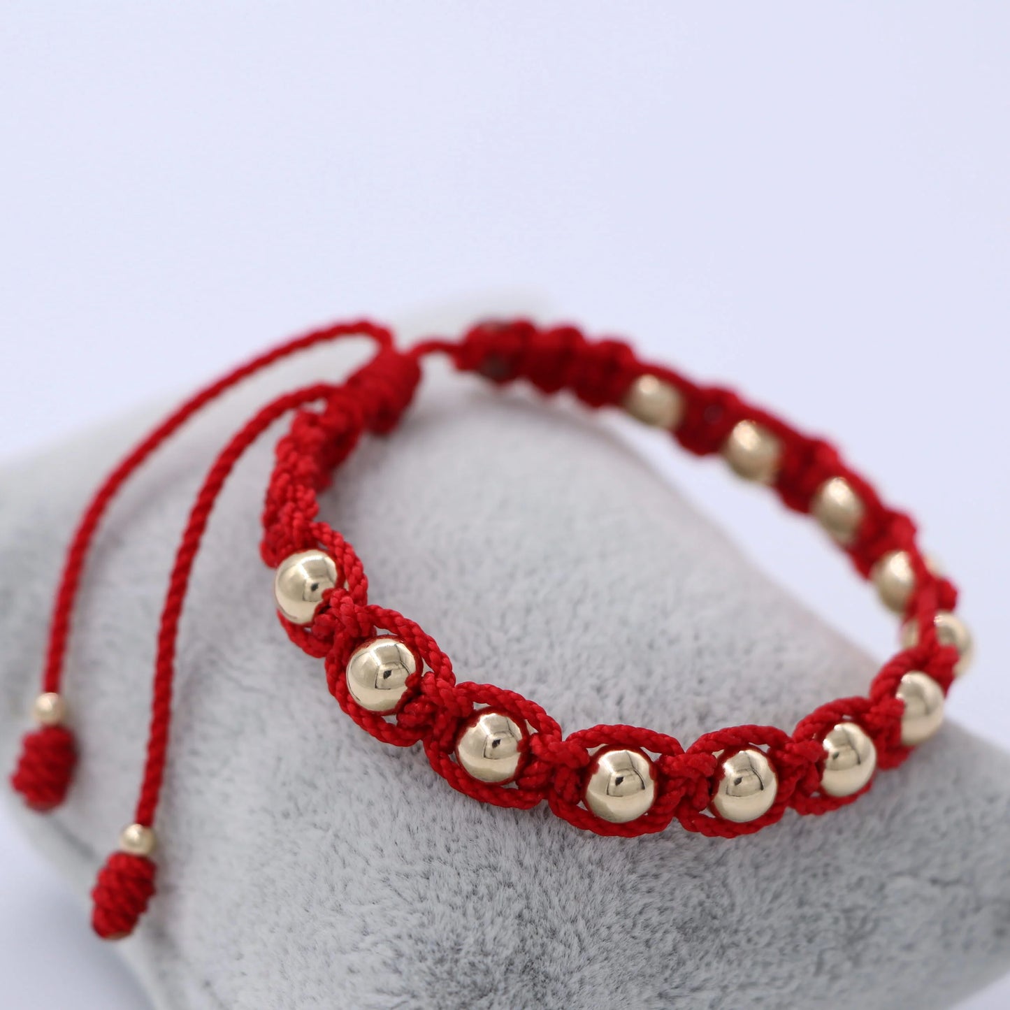 Brazalete Rojo En Macramé Balín Oro Laminado 18k