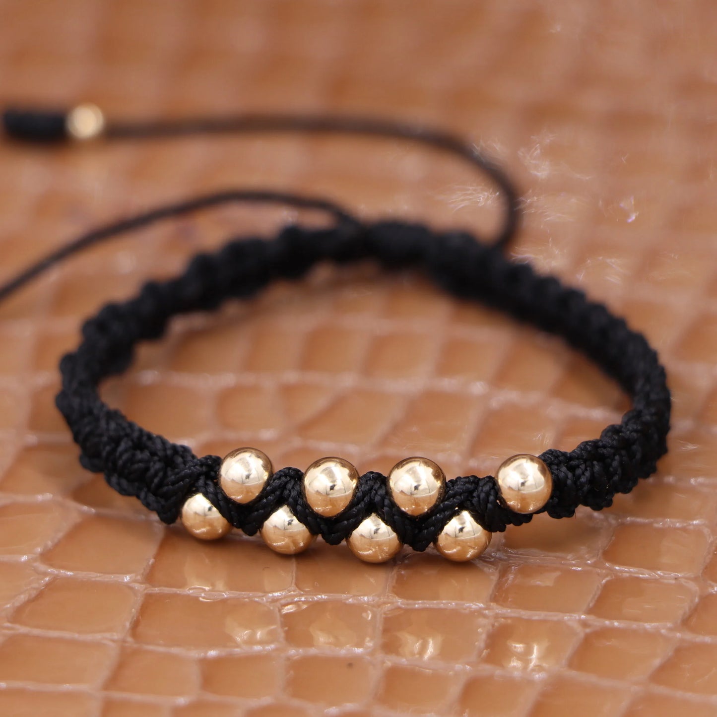 Brazalete Negro Tejido Balín Oro Laminado 18k