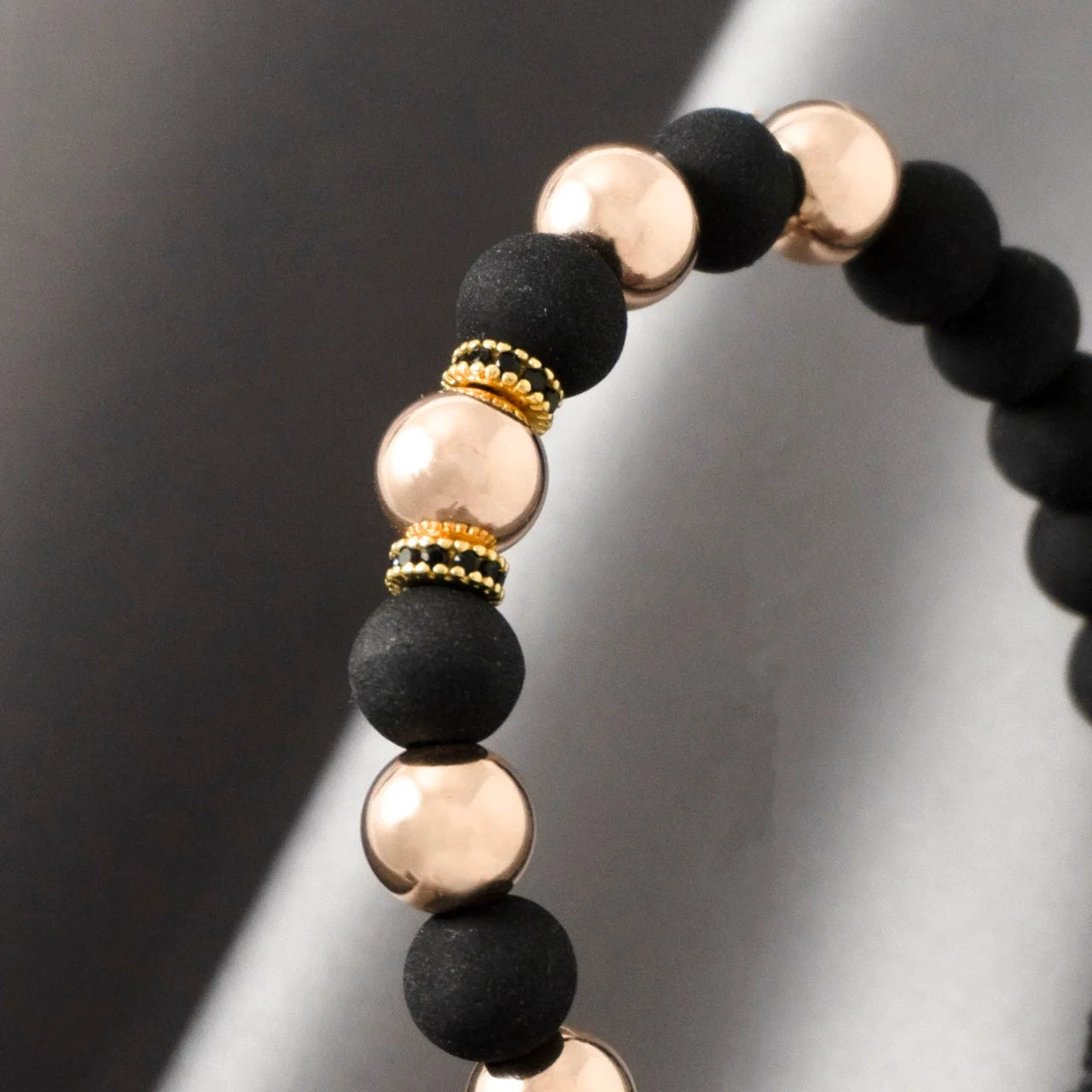Brazalete Negro Balín Oro Laminado 18k
