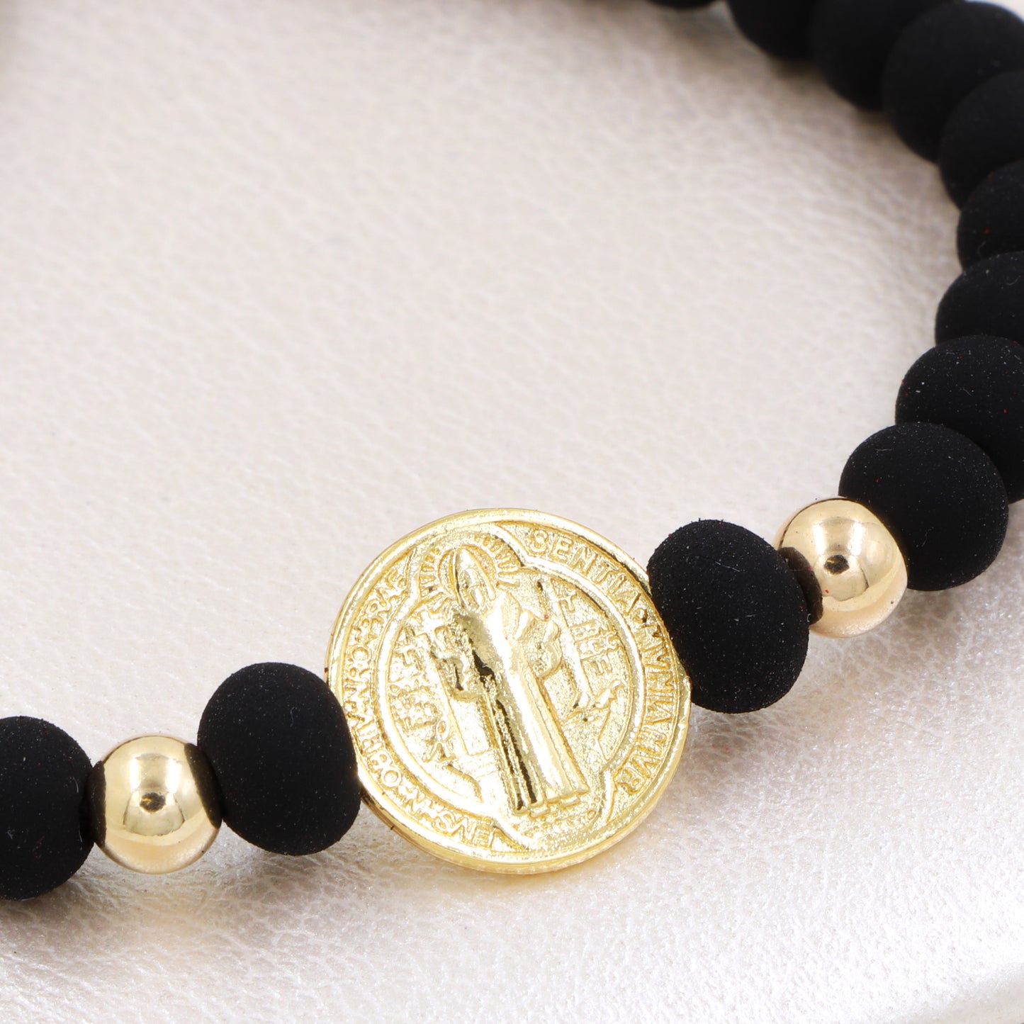 Brazalete San Benito En Oro Laminado 18K