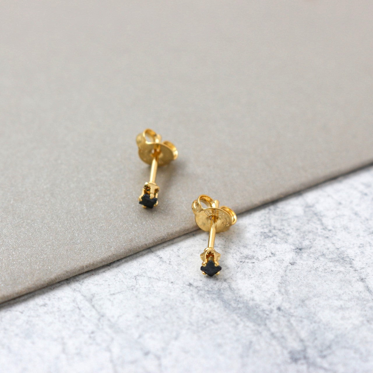 Arete Topo Mini Circón Cuadrado Oro Laminado 18k