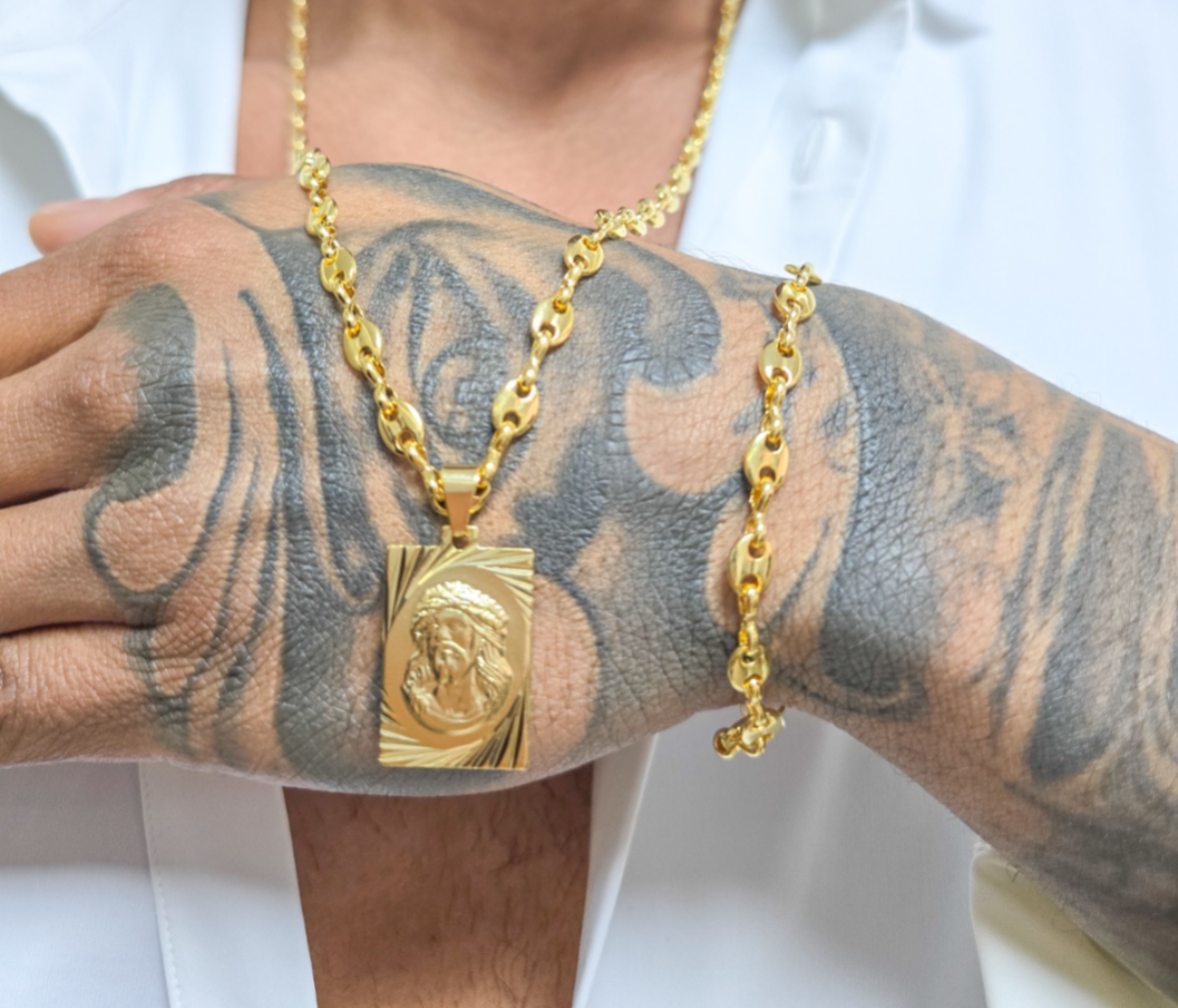 Set Gucci Cadena, Pulsera y Colgante Rostro Placa Diamantada Oro Laminado 18k