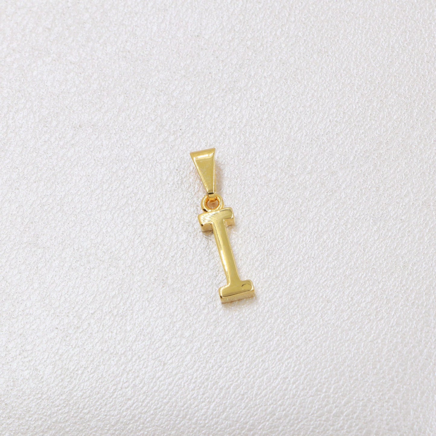 Colgante letra I oro laminado 18k