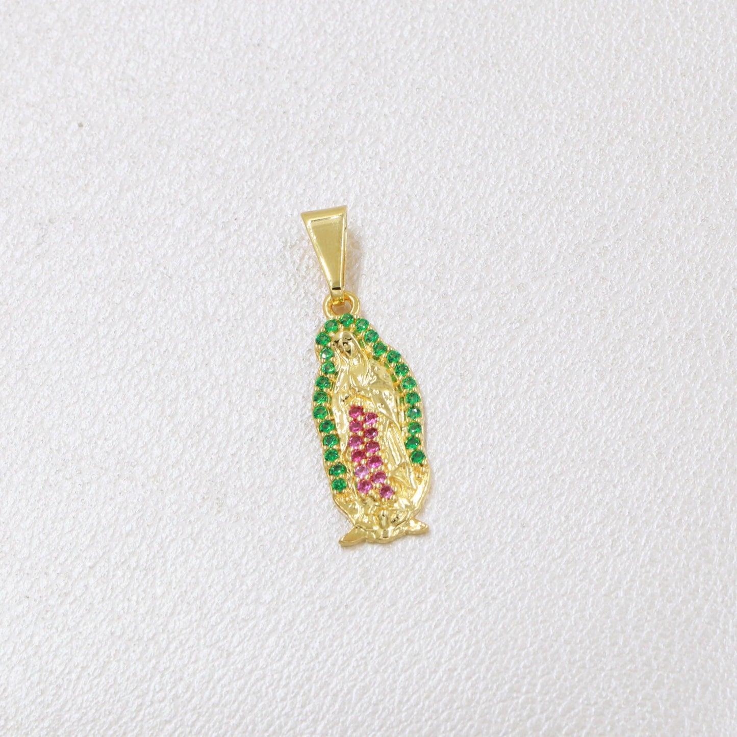 Colgante Guadalupe Silueta Circonias Oro Laminado 18k
