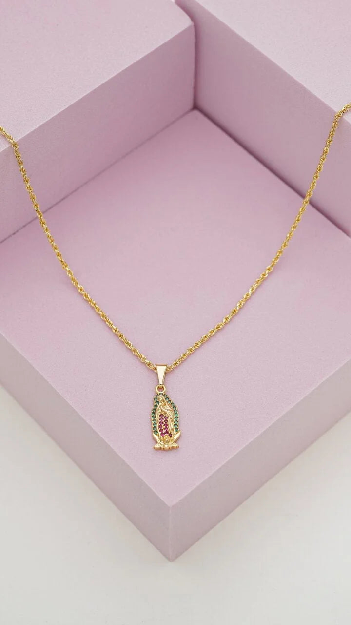 Colgante Guadalupe Silueta Circonias Oro Laminado 18k