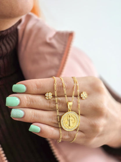 Set Cadena Diamantada, Colgante San Benito y Arete Clover Oro Laminado 18k