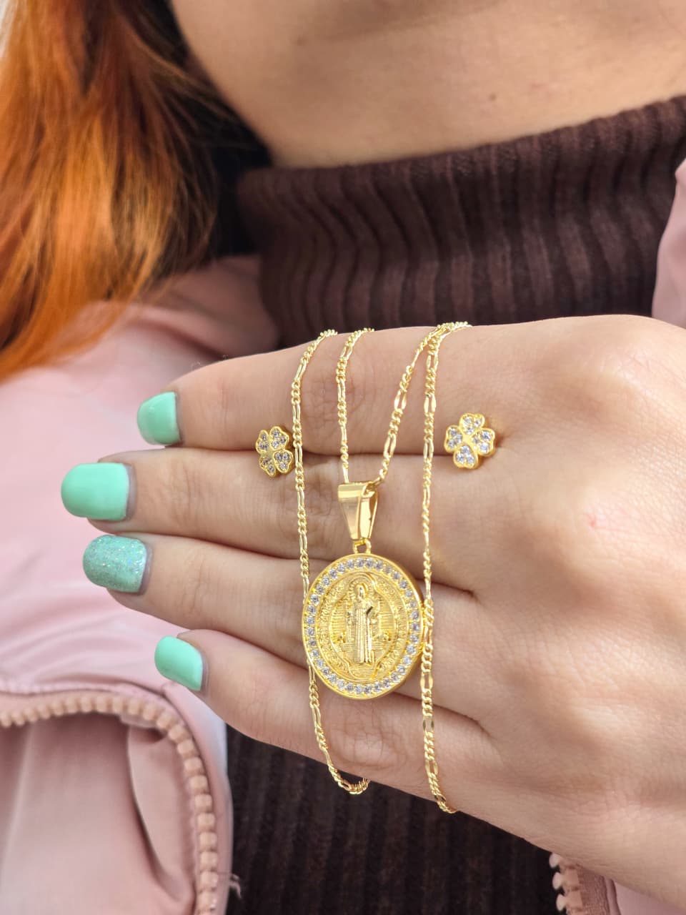 Set Cadena Diamantada, Colgante San Benito y Arete Clover Oro Laminado 18k