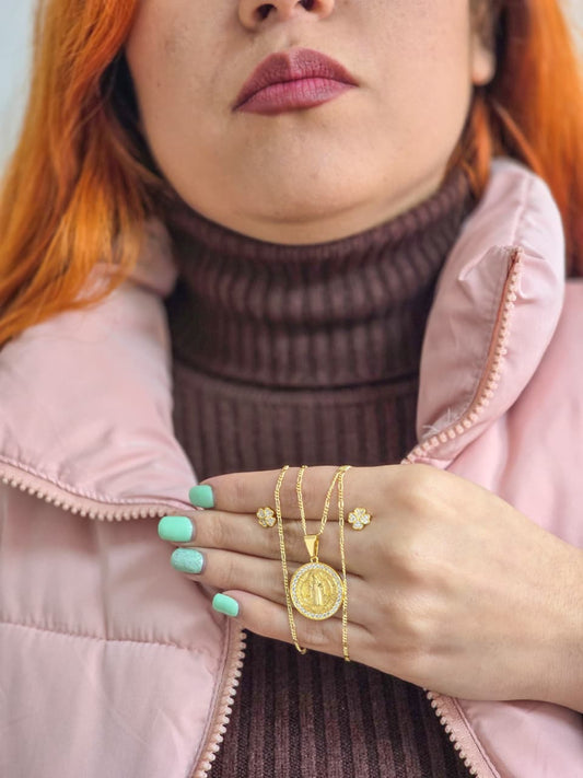 Set Cadena Diamantada, Colgante San Benito y Arete Clover Oro Laminado 18k