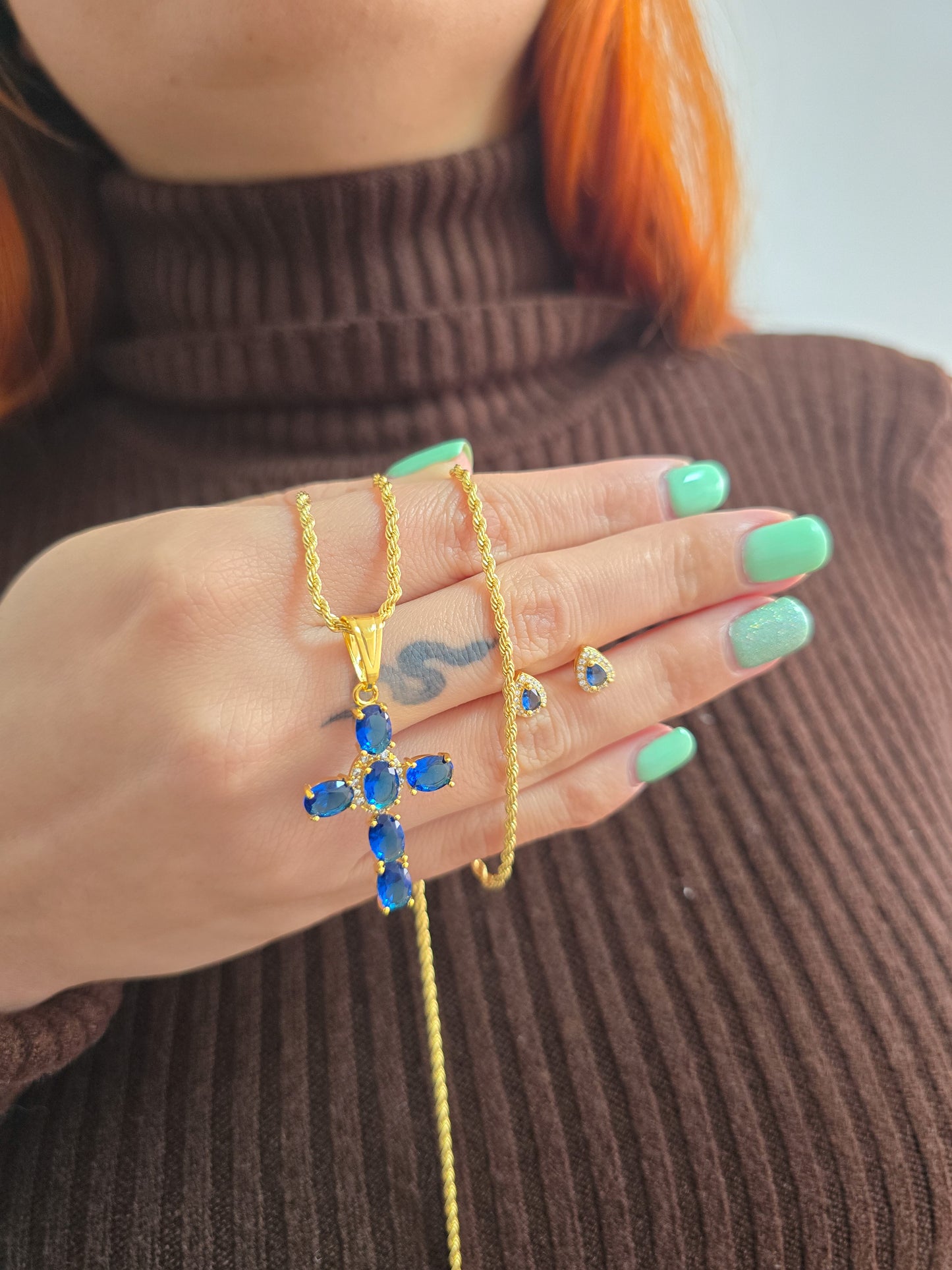 Set Cadena Tejido Tourbillon, Arete Gota Bordes Circonias Y Colgante Cruz Brightness Oro Laminado 18k