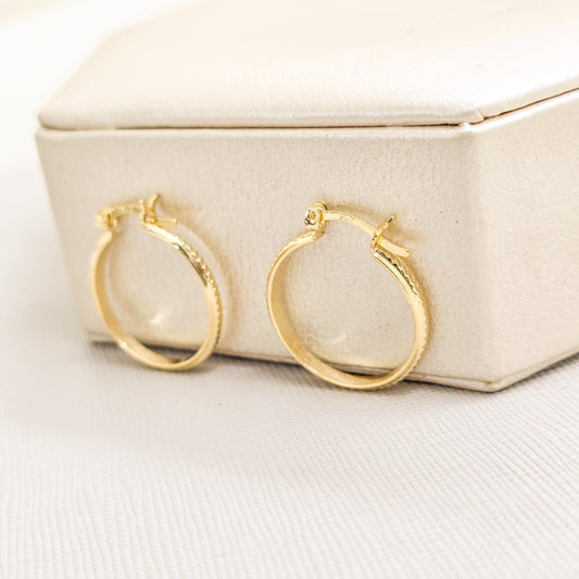 Arete Candonga tallada Mediana Oro Laminado 18k