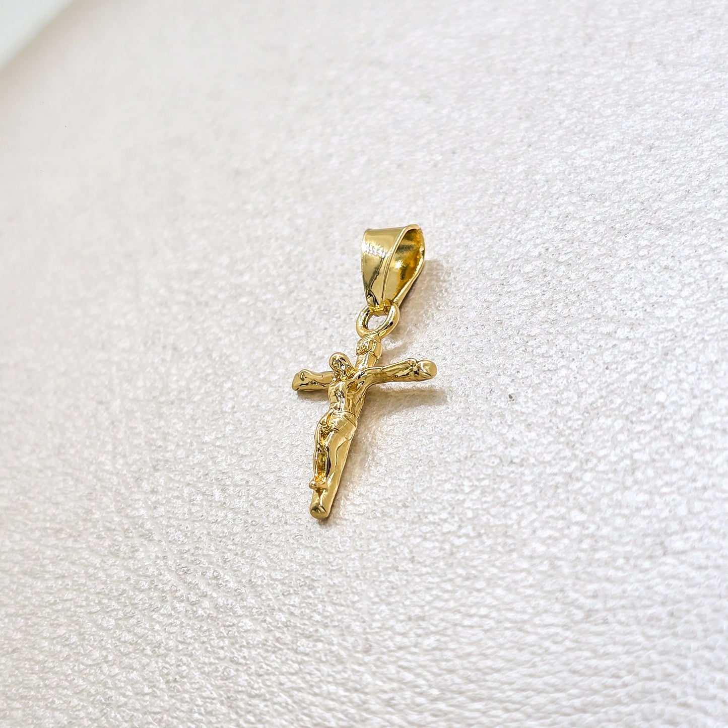 Colgante Cristo Inri Pequeño Oro Laminado 18k