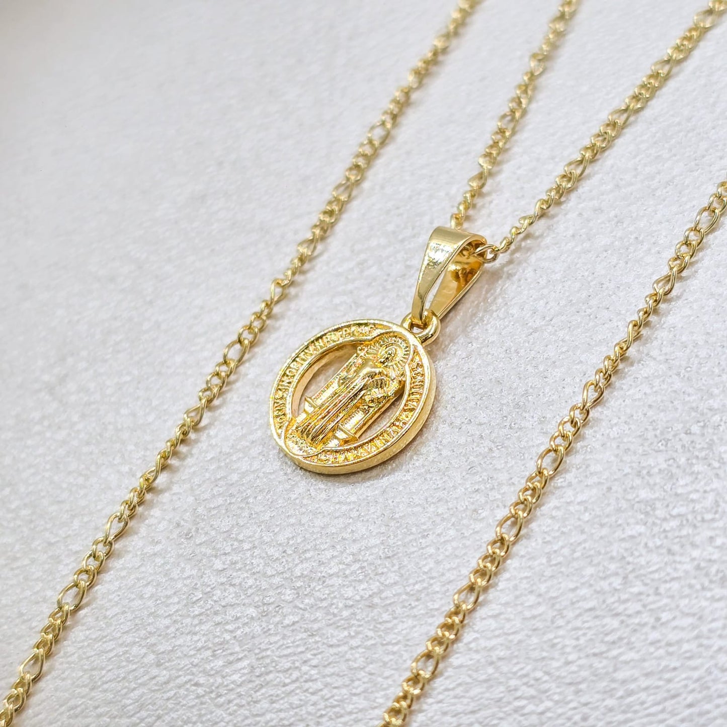 Colgante San Benito Silueta Oro Laminado 18k