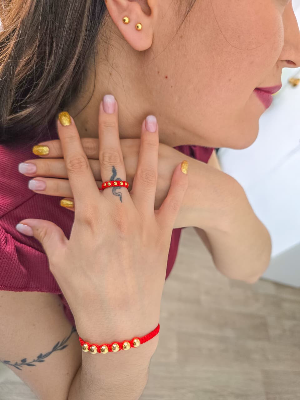 Un Conjunto Artesanal Lleno de esencia Oro Laminado 18k