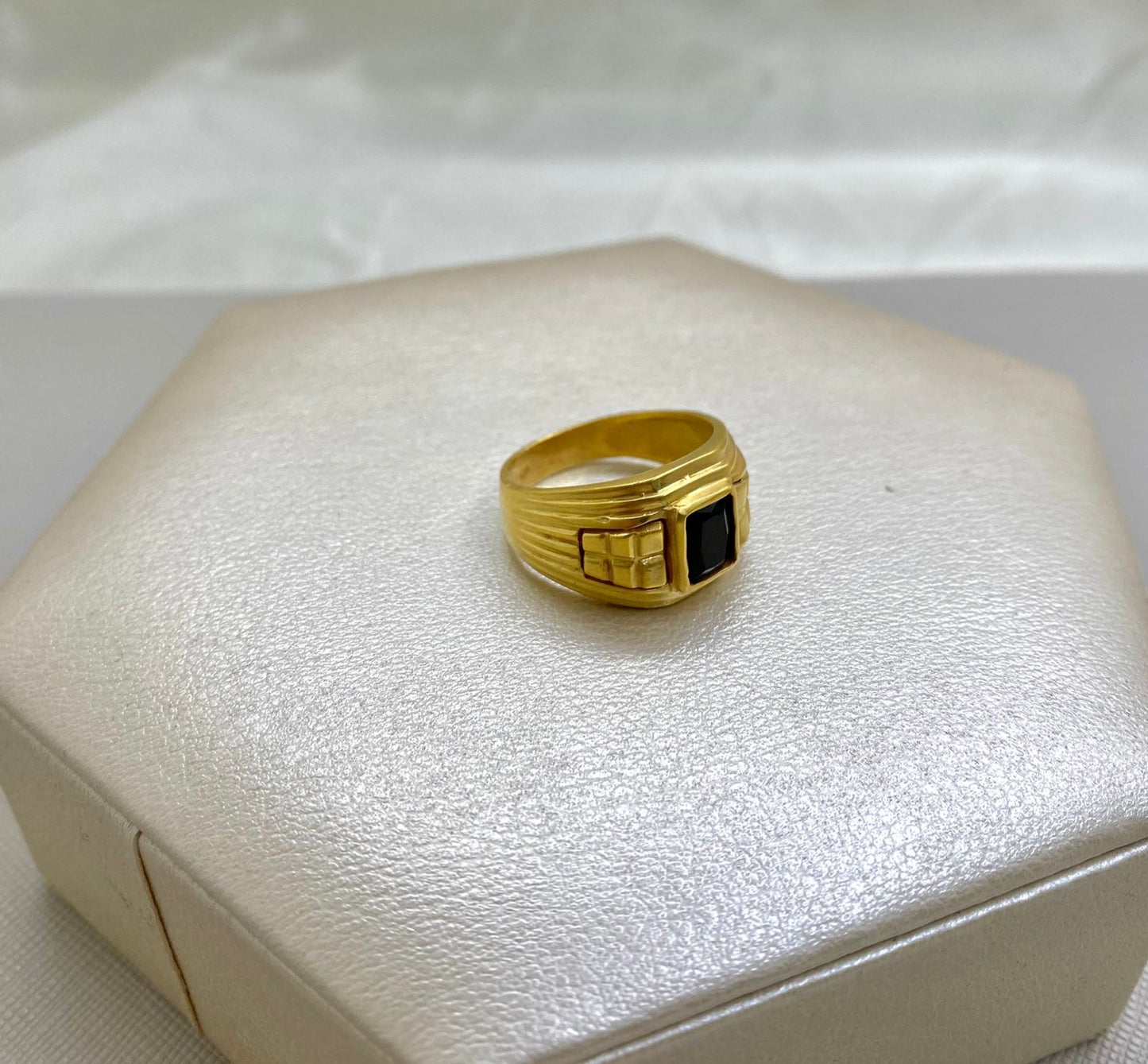 Anillo Piedra Circonias Negro Oro laminado 18k