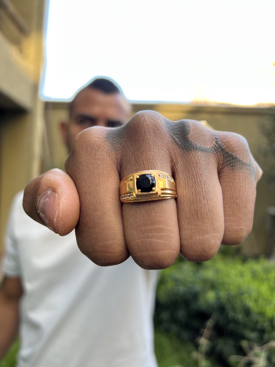 Anillo Piedra Circonias Negro Oro laminado 18k