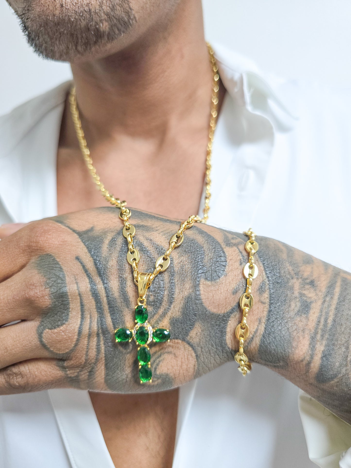 Cadena Tejido Gucci Semi Gruesa Y Colgante Cruz Brightness Oro Laminado 18k