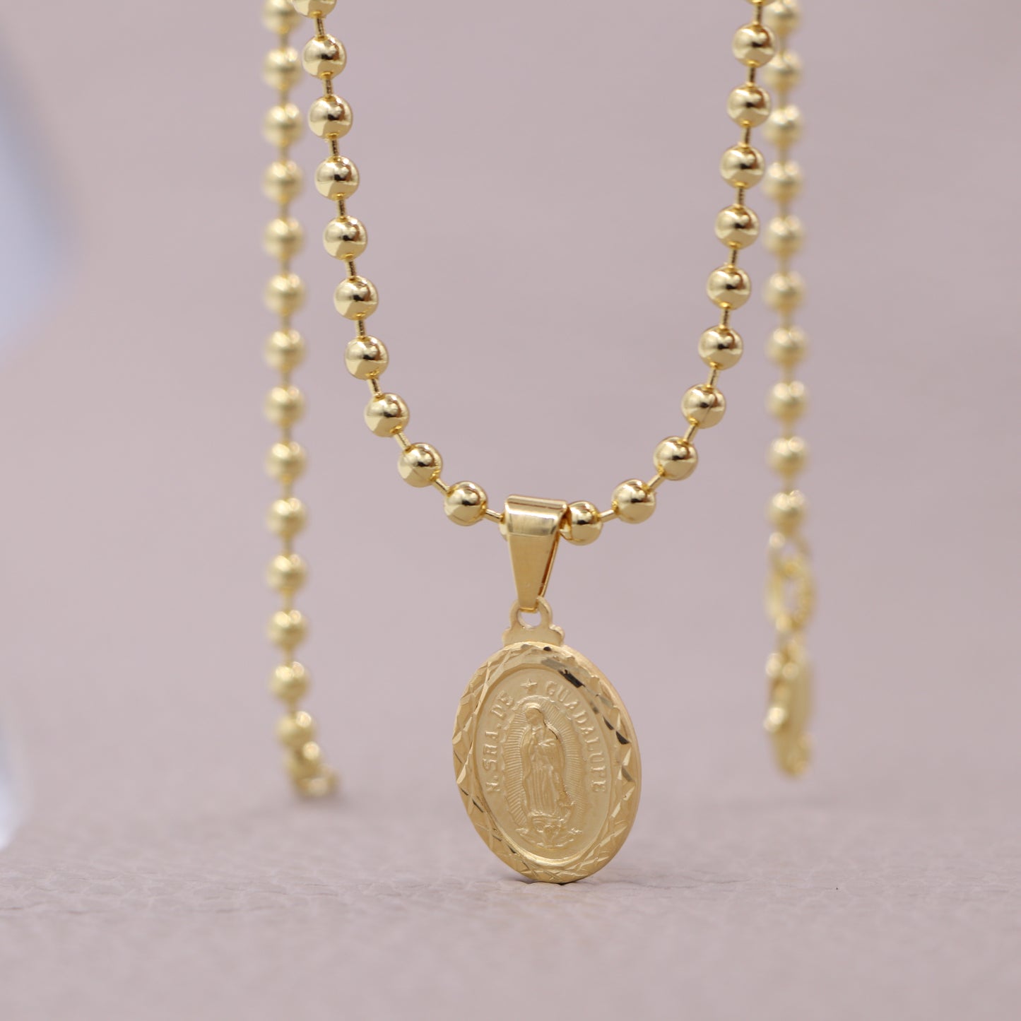 Cadena Tejido Militar Semi Gruesa Y Colgante Guadalupe Mediana Diamantada Oro Laminado 18k