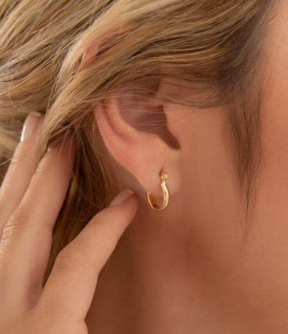 Arete Candonga Lisa Pequeña Oro Laminado 18k
