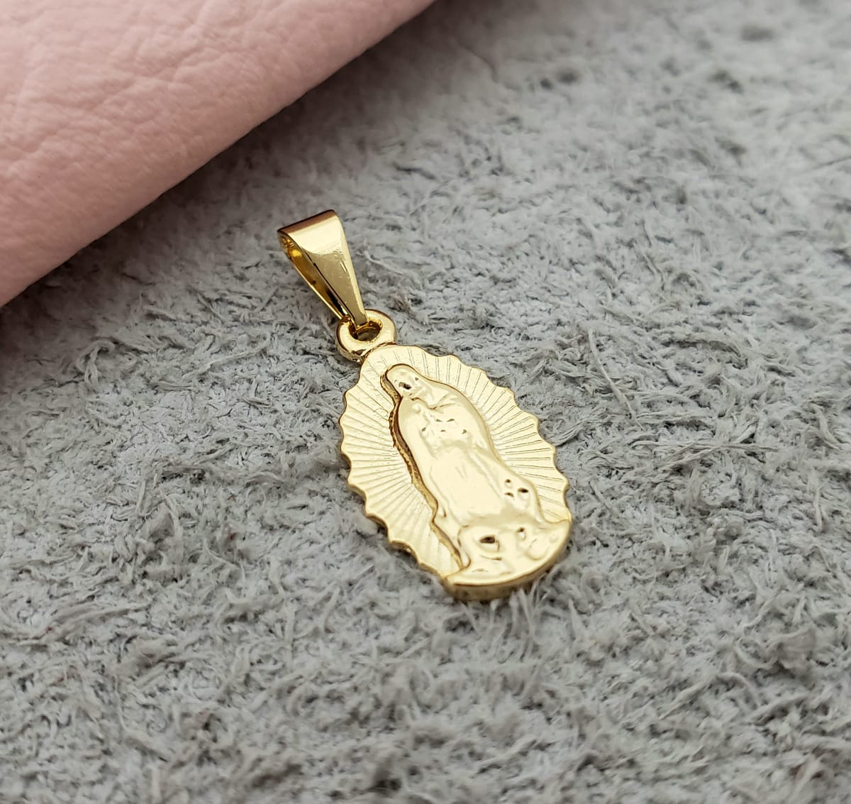 Colgante Guadalupe Tallada Oro Laminado 18k