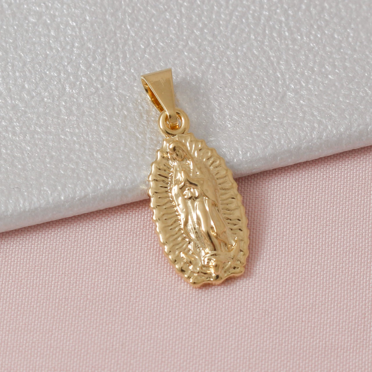 Colgante Guadalupe Tallada Oro Laminado 18k